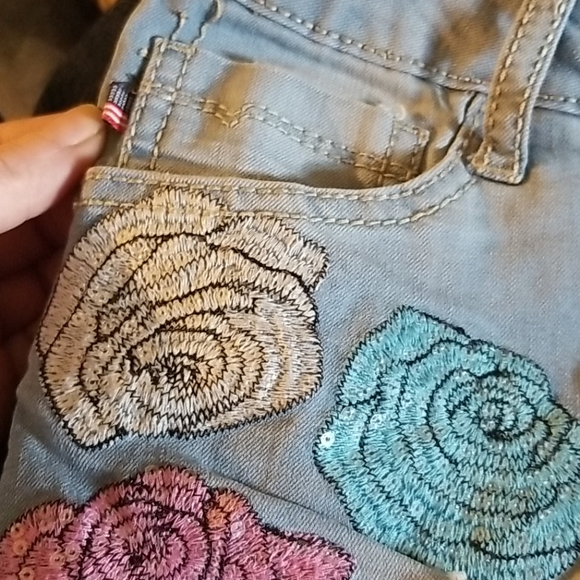 Adorable jean shorts never worn - Picture 3 of 4